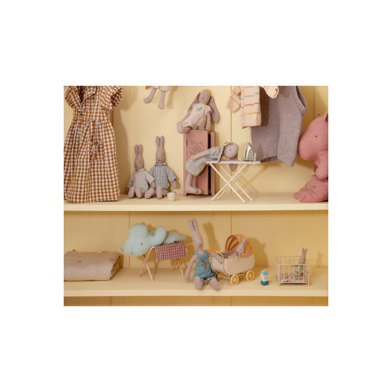 Maileg - Hängselbyxor size 2, broderad morot.